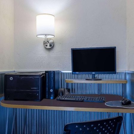 Travelodge By Wyndham Ливингстън Екстериор снимка