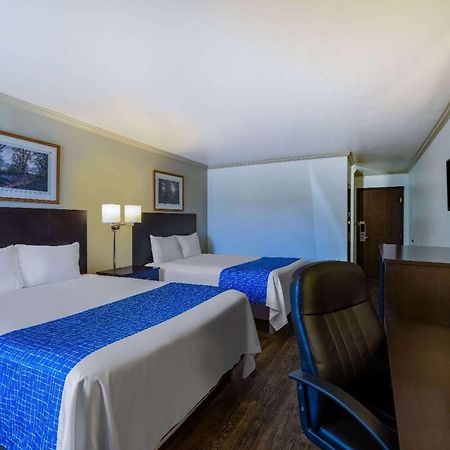 Travelodge By Wyndham Ливингстън Екстериор снимка